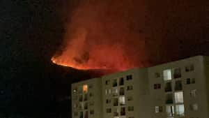 El incendio se presenta cerca a los conjuntos residenciales del barrio Ciudad Guabinas de Yumbo.