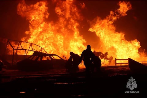 Al menos 27 personas murieron y más de 100 resultaron heridas en una explosión e incendio en una gasolinera en la república rusa de Daguestán, en el Cáucaso, dijo el martes el Ministerio de Situaciones de Emergencia. (Photo by Handout / MINISTERIO DE EMERGENCIA DE RUSIA / AFP) / RESTRINGIDO A USO EDITORIAL - CRÉDITO OBLIGATORIO "FOTO AFP / Ministerio de Emergencia de Rusia" - SIN MARKETING SIN CAMPAÑAS PUBLICITARIAS - DISTRIBUIDO COMO SERVICIO A LOS CLIENTES