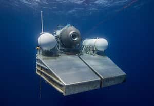 Esta imagen sin fecha, de OceanGate Expeditions, muestra su sumergible Titán en una plataforma esperando la señal para sumergirse.