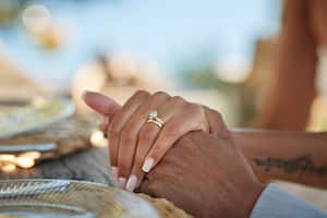Este artículo explora las enseñanzas fundamentales de la Biblia sobre la convivencia sin matrimonio.