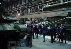 El presidente de Rusia, Vladimir Putin, visita una planta militar de la corporación de investigación y producción Uralvagonzavod en la ciudad de Nizhny Tagil, Rusia, en los Urales, el 15 de febrero de 2024