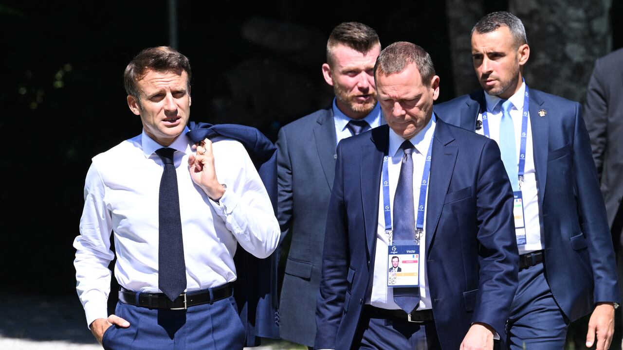 Emmanuel Macron (frente l), presidente de Francia, con su asesor diplomático Emmanuel Bonne mientras los jefes de estado y de gobierno caminan hacia Schloss Elmau. Alemania albergará la cumbre del G7 de democracias económicamente fuertes del 26 al 28 de junio de 2022.
