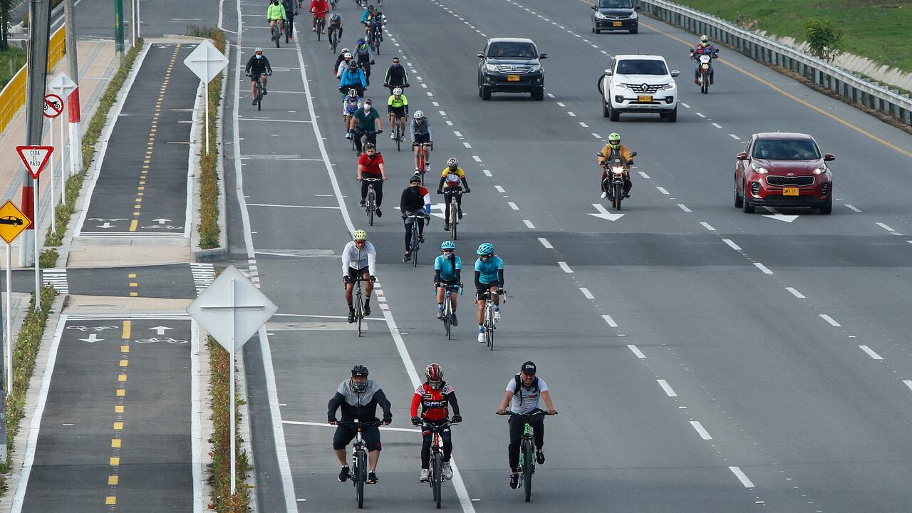 Ciclistas en las vías de Bogotá