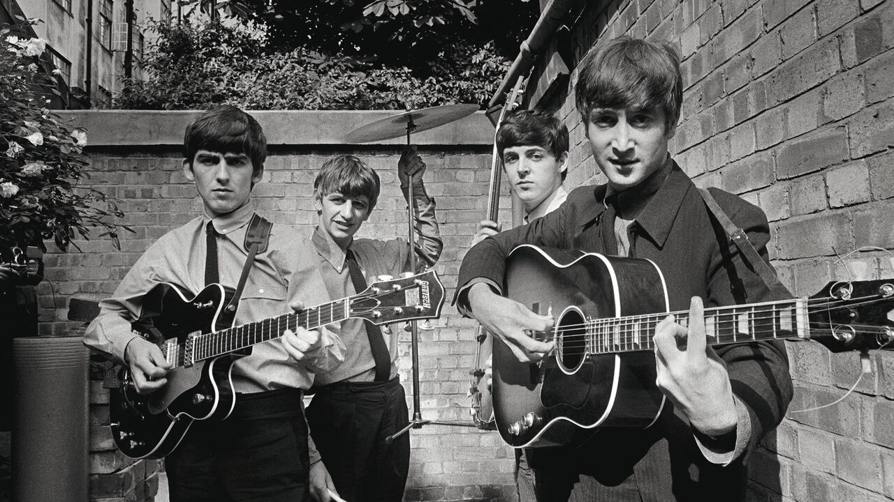 Terry O'Neill tomó el primer retrato de The Beatles durante la grabación de 'Please Please Me' en los estudios Abbey Road, en Londres, en enero de 1961. (Cortesía DirecTV)