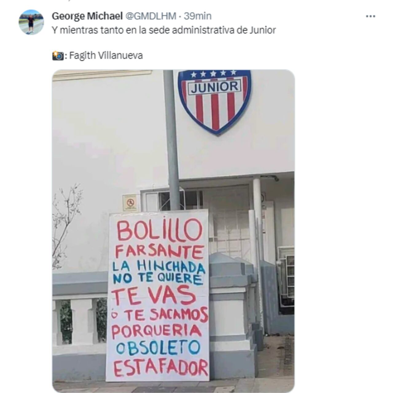 Tweet donde se muestra la pancarta que habrían dejado los hinchas del Junior solicitando la renuncia de Hernán Darío Gómez.