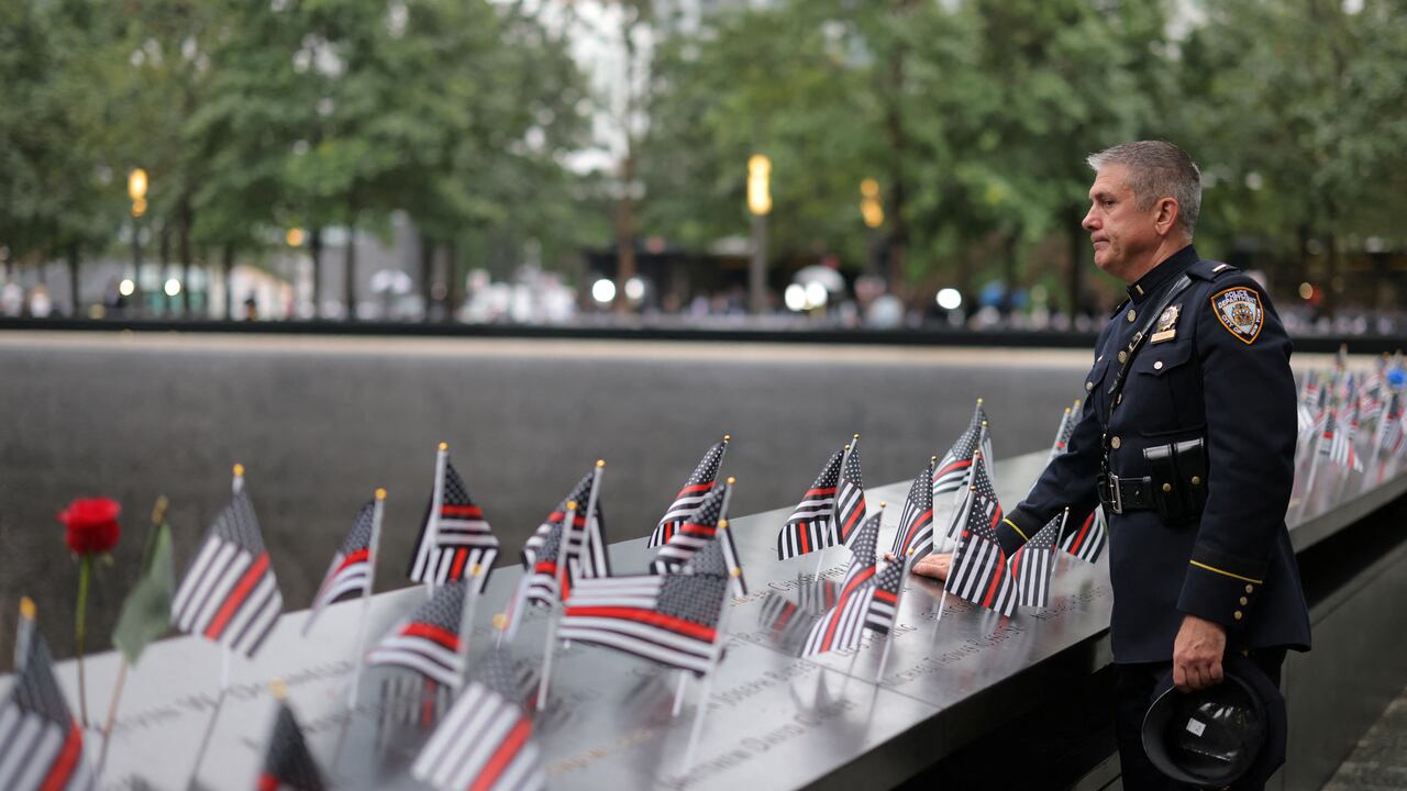 Un oficial de la policía de Nueva York hace una pausa en el Museo y Memorial Nacional del 11 de Septiembre, antes de la ceremonia que conmemora el 22º aniversario de los ataques del 11 de septiembre de 2001 contra el World Trade Center, en la ciudad de Nueva York