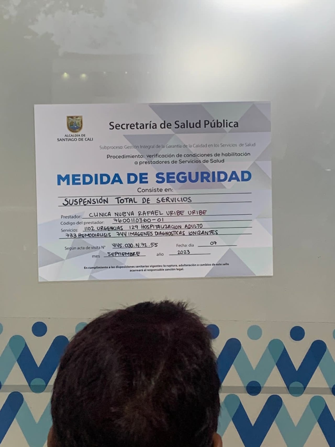 Cartel anunciando el cierre de servicios en la clínica Rafael Uribe Uribe.