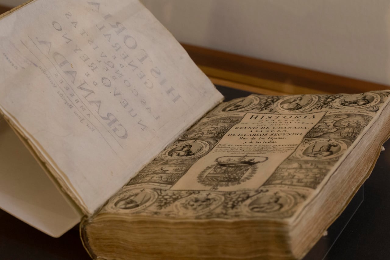 Libros de la exposición "El sello de Amberes" en la Biblioteca Nacional y la Luis Ángel Arango. Cortesía de la Universidad de Los Andes