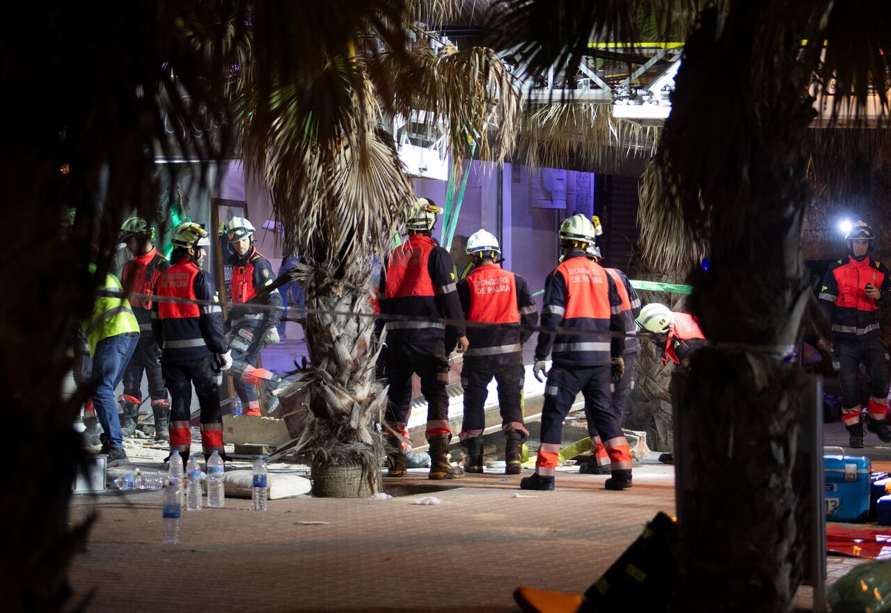 Cuatro personas murieron y 17 resultaron heridas después del techo. de un restaurante de dos plantas se derrumbó en la isla mediterránea de Mallorca, España, el 23 de mayo de 2024, informó AFP. (Foto de Jaime REINA/AFP)