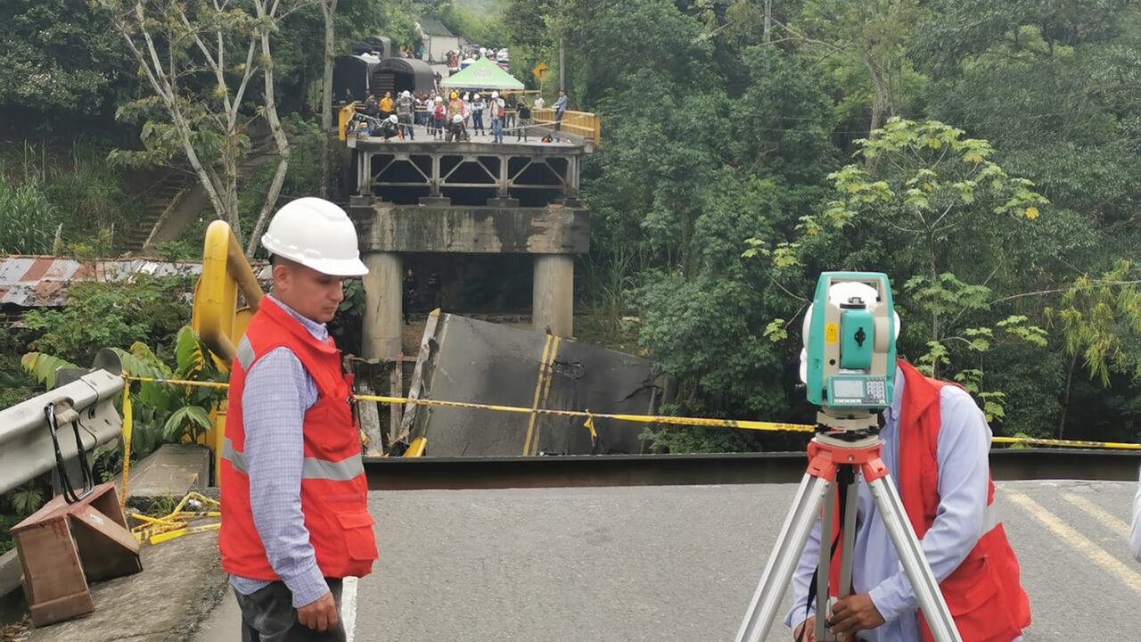 colapso puente del alambrado entre Valle y Quindío puente sobre el río La Vieja