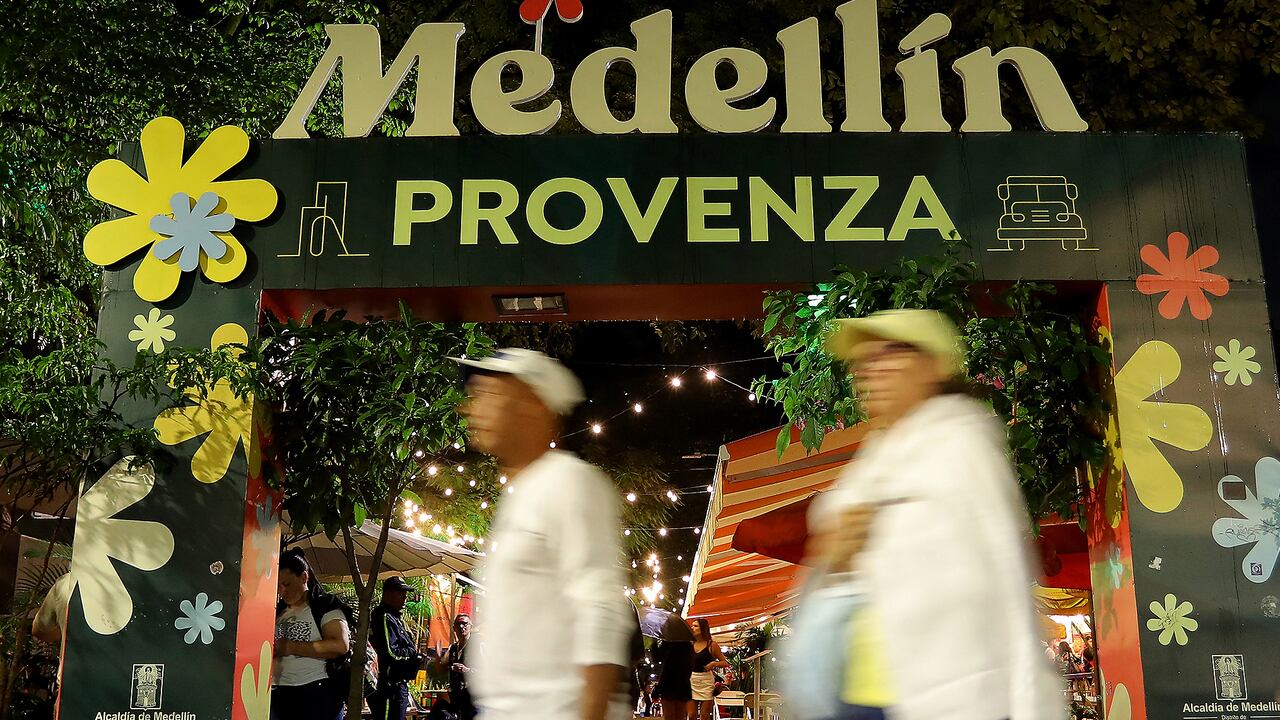 Por la noche, las trabajadoras sexuales toman sus puestos en la ciudad colombiana de Medellín, donde el auge del turismo ha provocado un aumento de la prostitución que está arrastrando a niñas menores de edad.