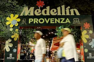 Por la noche, las trabajadoras sexuales toman sus puestos en la ciudad colombiana de Medellín, donde el auge del turismo ha provocado un aumento de la prostitución que está arrastrando a niñas menores de edad.