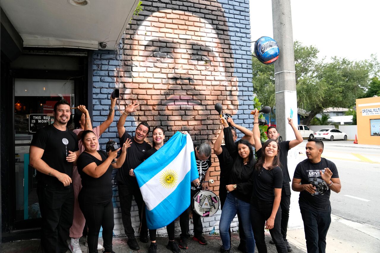 A donde voltees en Miami, hay un lugar o alguna cosa que te recuerda la llegada inminente del astro argentino.