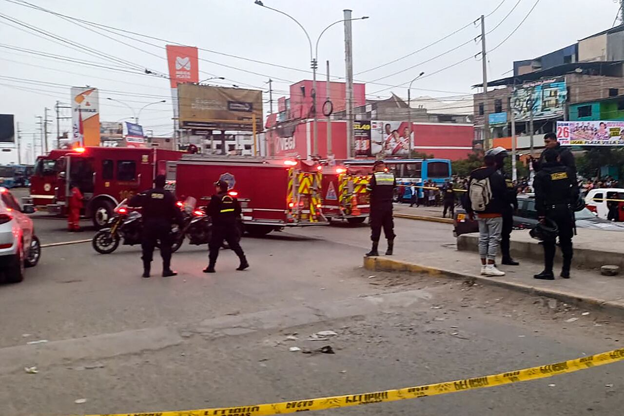 Al menos una persona murió y 22 resultaron heridas el lunes después de una deflagración en una gasolinera en Lima, informó el Ministerio de Salud de Perú.