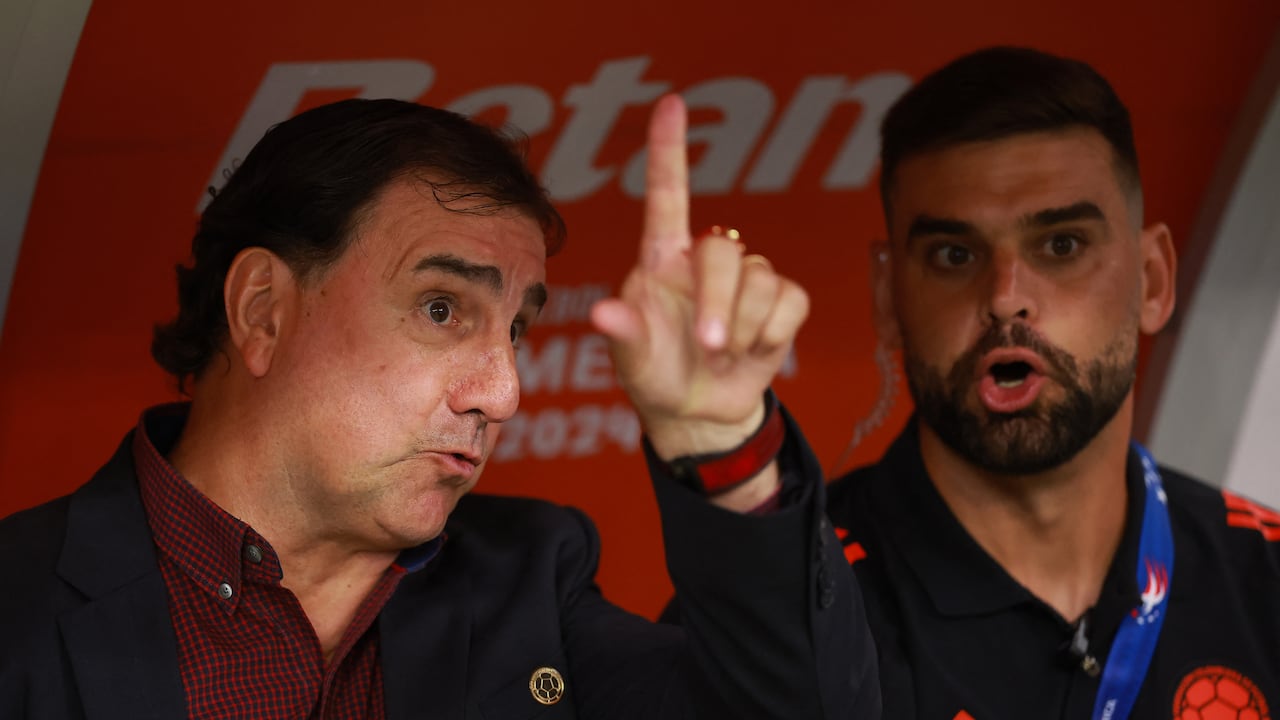 HOUSTON, TEXAS - JUNE 24: Nestor Lorenzo, Head Coach of Colombia gestures during the CONMEBOL Copa America 2024 Group D match between Colombia and Paraguay at NRG Stadium on June 24, 2024 in Houston, Texas.   Hector Vivas/Getty Images/AFP (Photo by Hector Vivas / GETTY IMAGES NORTH AMERICA / Getty Images via AFP)