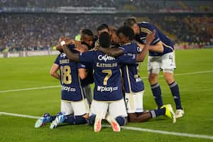 Daniel Ruiz of Colombia's Millonarios, left, celebrates with teammates after scoring his side's opening goal against Brazil's Flamengo during a Copa Libertadores Group E soccer match at El Campin stadium in Bogota, Colombia, Tuesday, April 2, 2024. (AP Photo/Fernando Vergara)