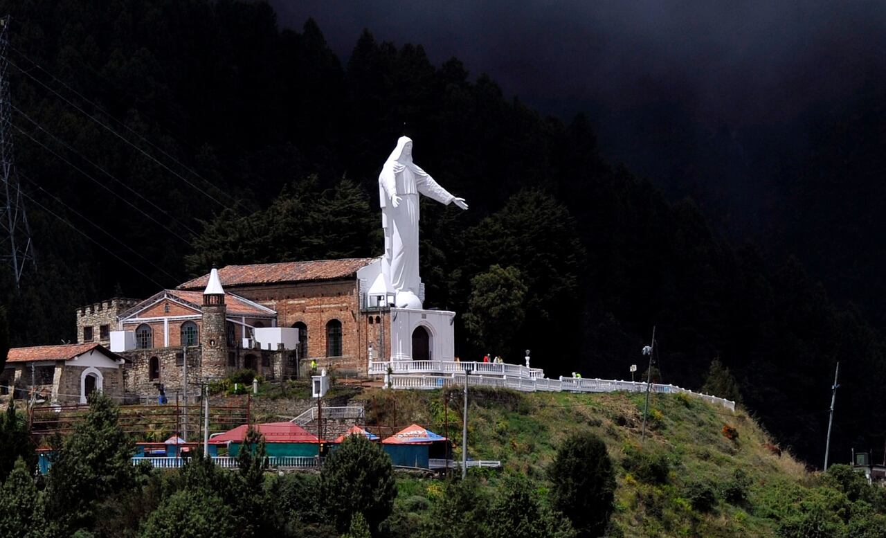 Monumento a la Virgen de Guadalupe en el cerro de Guadalupe.