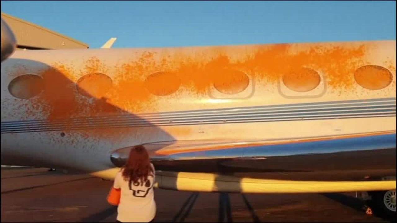 Just Stop Oil pinta aviones privados de color naranja en Stansted, un día después de apuntar a Stonehenge