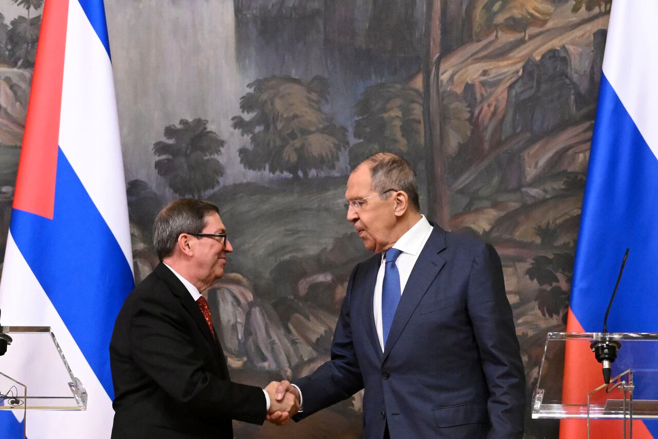 El ministro de Asuntos Exteriores ruso, Sergey Lavrov, derecha, y su homólogo cubano, Bruno Eduardo Rodríguez Parrilla, se dan la mano después de una conferencia de prensa conjunta tras sus conversaciones en Moscú, Rusia, el miércoles 12 de junio de 2024.