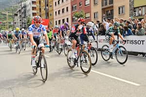 (Desde la izquierda) El piloto argentino del equipo Lotto Dstny, Eduardo Sepúlveda, el piloto belga del equipo Soudal-Quick-Step, Remco Evenepoel, el piloto francés del equipo Groupama-Fdj, Lenny Martínez, y el piloto italiano del equipo Ag2r Citroen, Andrea Vendrame, toman el inicio de la cuarta etapa de La 2023 Vuelta ciclista a España, carrera de 184,6 km desde Andorra la Vella a Tarragona, en Andorra, el 29 de agosto de 2023. (Foto de Pau BARRENA / AFP)