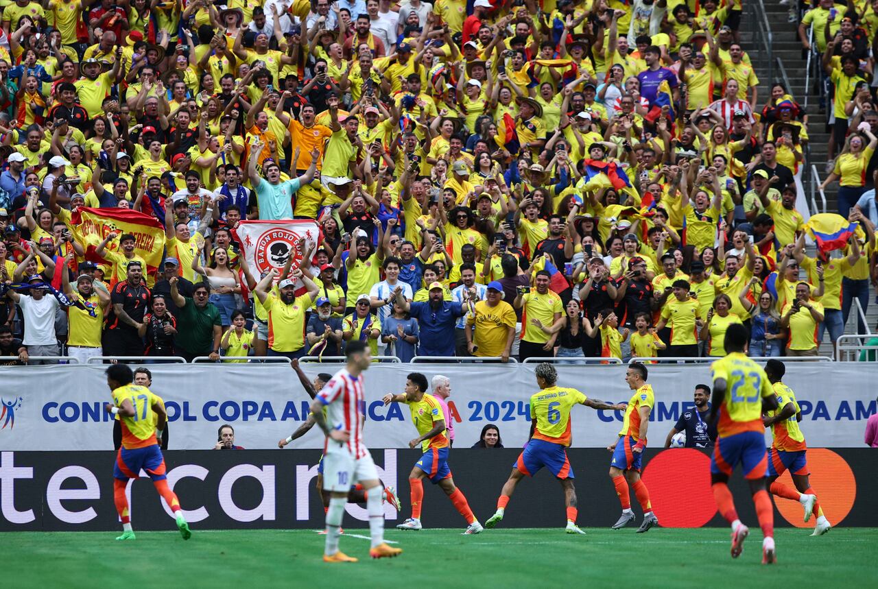 Colombia players celebrate defender #21 (C) Daniel Munoz's first goal during the Conmebol 2024 Copa America tournament group D football match between Colombia and Paraguay at NRG Stadium in Houston, Texas on June 24, 2024. (Photo by Aric Becker / AFP)