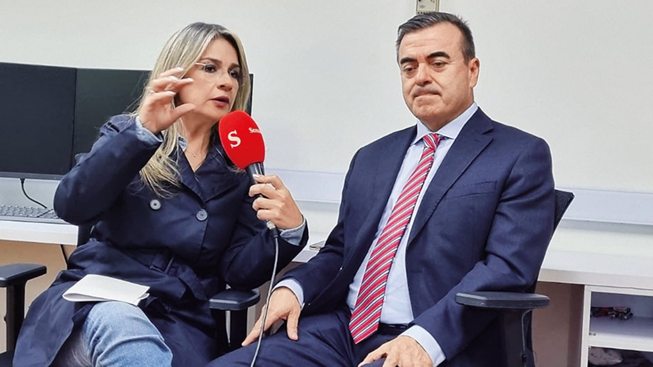   En la entrevista con Vicky Dávila, directora de SEMANA, Olmedo López aseguró que espera la respuesta de la Fiscalía sobre su petición de un principio de oportunidad. 