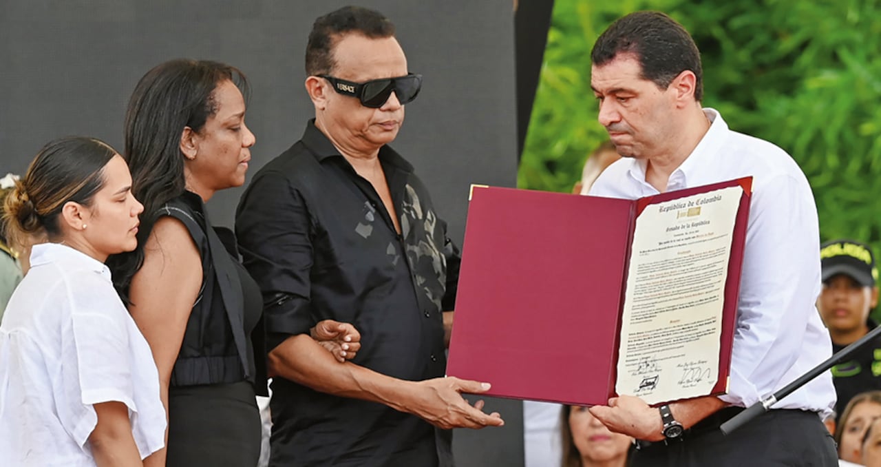   La Asamblea Departamental del Cesar reconoció el legado de Omar Geles y entregó una distinción a sus familiares. 