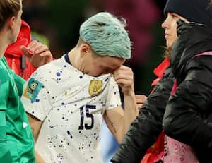 Megan Rapinoe, entre lágrimas tras la eliminación de su último Mundial.