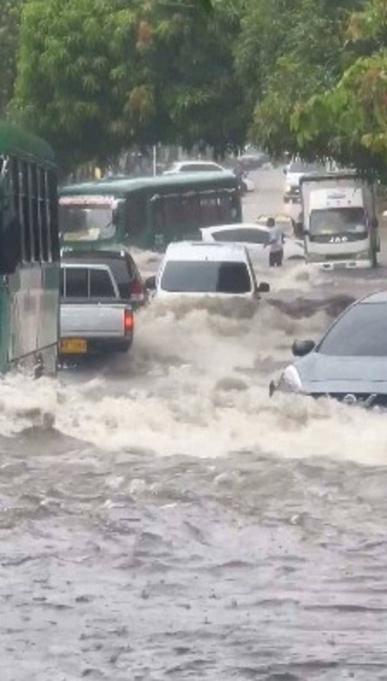 Así es el arroyo de la carrera 50 con calle 85, norte de Barranquilla.