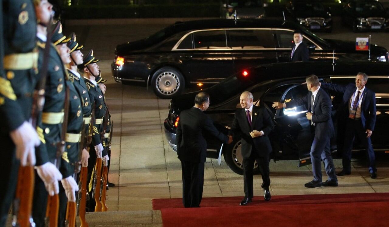 El presidente de Rusia, Vladimir Putin, es recibido por la delegación china en Pekín