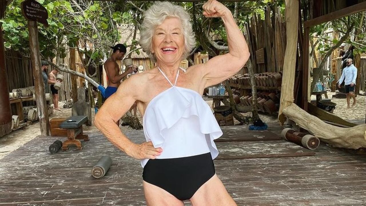 Joan MacDonald, a sus 75 años, demuestra los beneficios del ejercicio y la alimentación saludable.