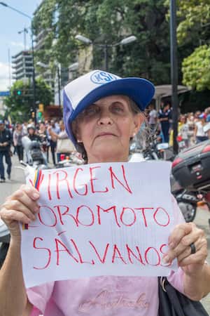 En medio de la actual crisis que atraviesa Venezuela, los fieles ruegan a la virgen de Coromoto para que les ayude a salir adelante.