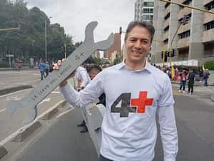 Daniel Quintero con una camiseta con un '4+'