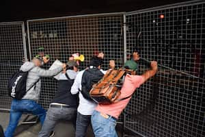 Manifestantes intentando ingresar a la Corte Suprema de Justicia, en Bogotá (Foto de Cristian Bayona/Long Visual Press/Universal Images Group via Getty Images)