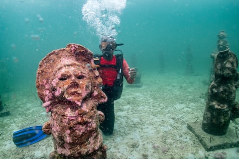 El guía Orlis Navas bucea en el MUSZIF underwater museum in Isla Fuerte, Bolivar department, Colombia, on May 22, 2024. In the Colombian Caribbean an underwater museum protects coral reefs threatened by tourism and climate change. (Photo by Luis ACOSTA / AFP)
