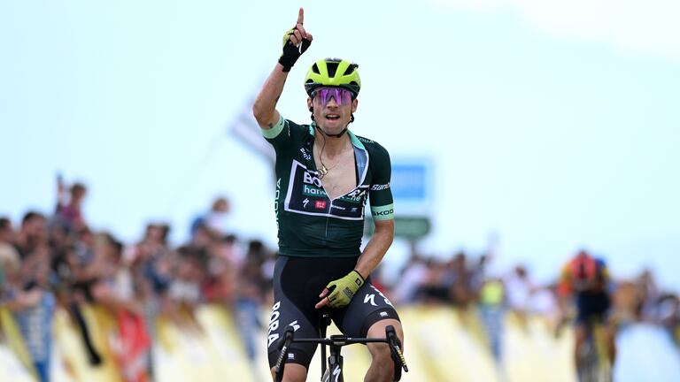 Brazo en alto, emoción y liderato: Primoz Roglic manda en la Critérium del Dauphiné.