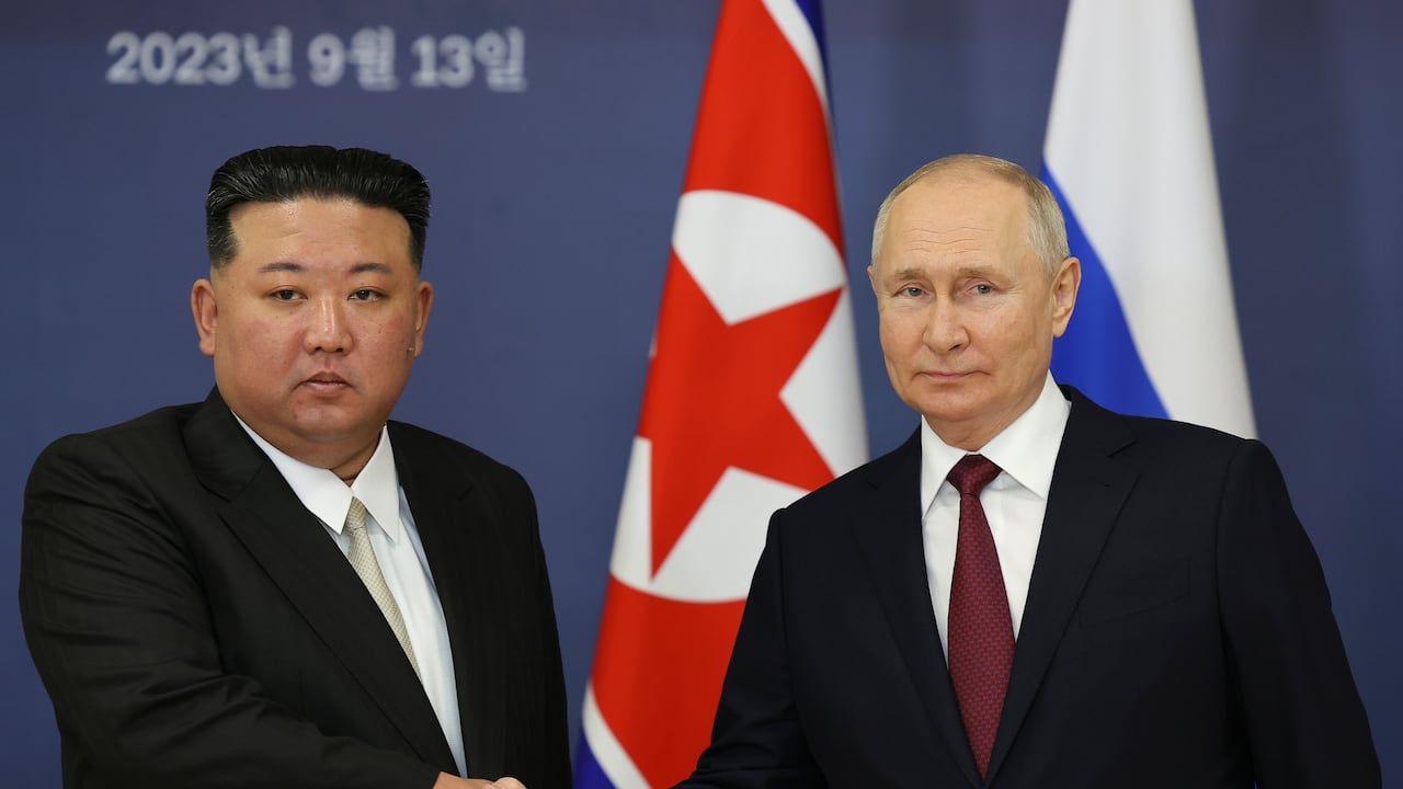 El presidente ruso Vladimir Putin, a la derecha, y el líder de Corea del Norte, Kim Jong Un, se dan la mano durante su reunión en el cosmódromo de Vostochny en las afueras de la ciudad de Tsiolkovsky, a unos 200 kilómetros (125 millas) de la ciudad de Blagoveshchensk, en el extremo oriental de la región de Amur.