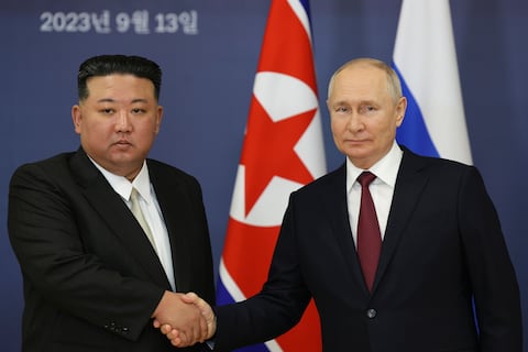 El presidente ruso Vladimir Putin, a la derecha, y el líder de Corea del Norte, Kim Jong Un, se dan la mano durante su reunión en el cosmódromo de Vostochny en las afueras de la ciudad de Tsiolkovsky, a unos 200 kilómetros (125 millas) de la ciudad de Blagoveshchensk, en el extremo oriental de la región de Amur.