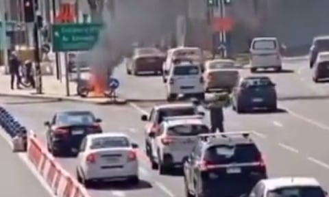 Domiciliario indocumentado prendió fuego a moto para evitar un control policial en Chile.