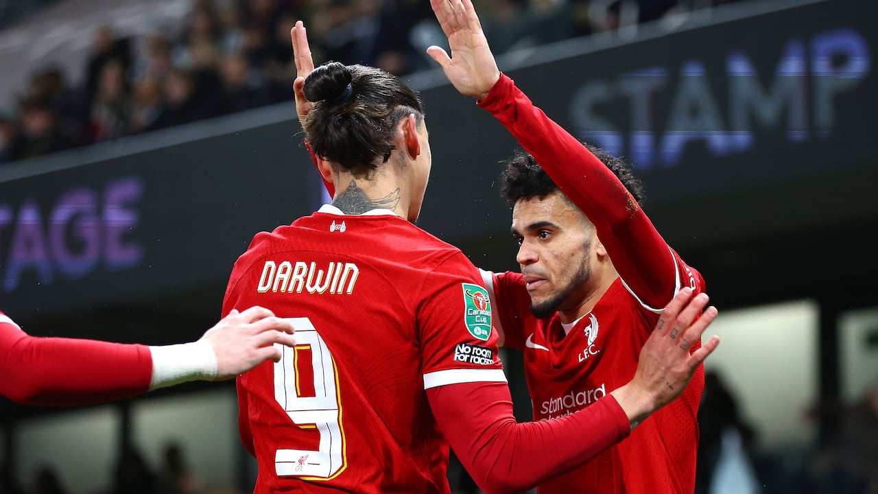 LONDON, ENGLAND - JANUARY 24: Luis Diaz of Liverpool celebrates scoring his team's first goal with teammate Darwin Nunez during the Carabao Cup Semi Final Second Leg match between Fulham and Liverpool at Craven Cottage on January 24, 2024 in London, England. (Photo by Clive Rose/Getty Images)