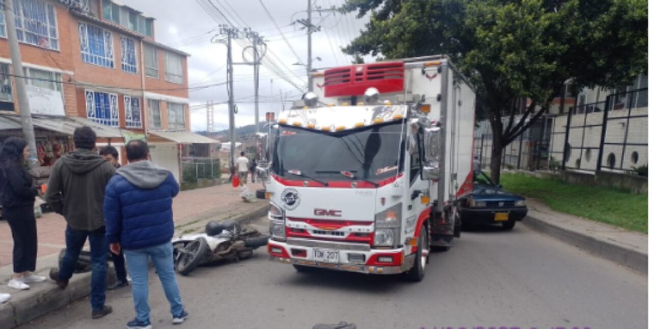 Accidente en la localidad de Usme entre camión y motocicleta en la Carrera 14F con Calle 136 sur, Sentido Sur - Norte.