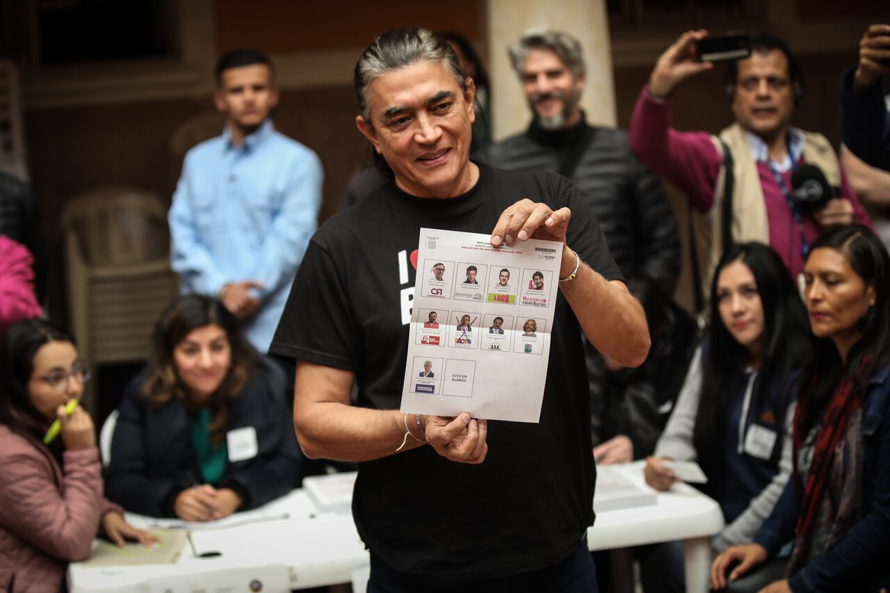 Candidato del Pacto Historico a la Alcaldía de Bogotá Gustavo Bolívar ejerce su derecho al voto