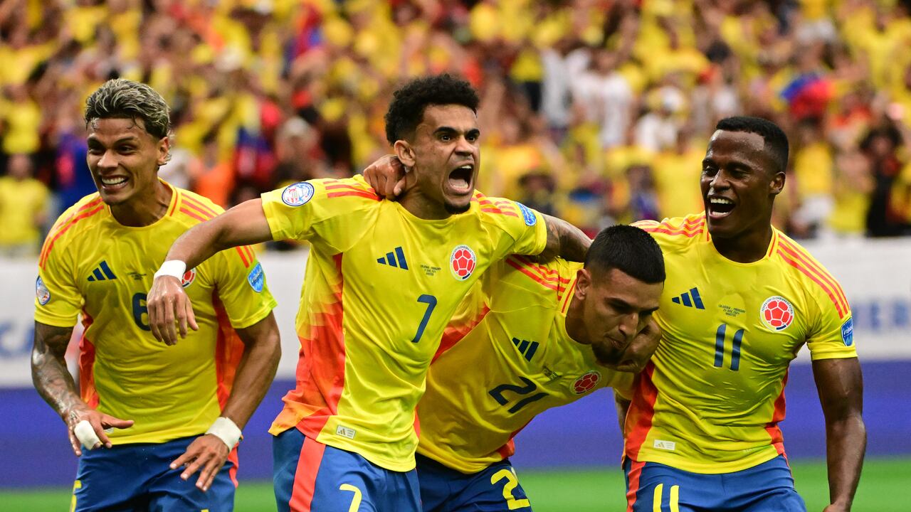 HOUSTON, TEXAS - JUNE 24: Daniel Muñoz of Colombia celebrates with teammate Luis Diaz after scoring the team's first goal during the CONMEBOL Copa America 2024 Group D match between Colombia and Paraguay at NRG Stadium on June 24, 2024 in Houston, Texas. (Photo by Logan Riely/Getty Images)