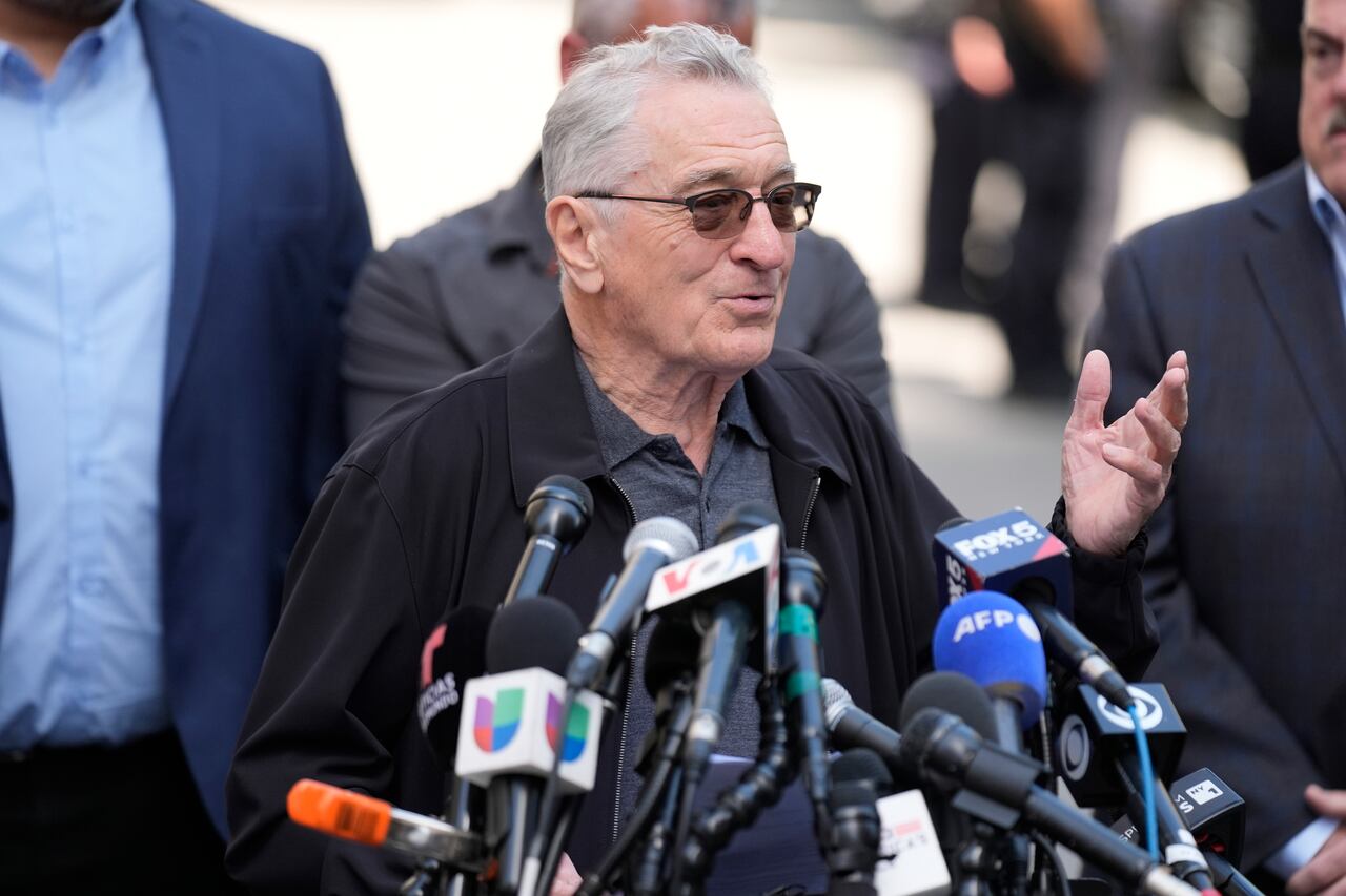 Robert De Niro habla con periodistas en apoyo del presidente Joe Biden frente al juicio penal del expresidente Donald Trump en Nueva York, el martes 28 de mayo de 2024.