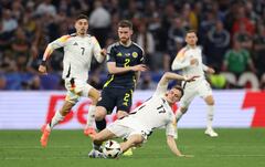 Anthony Ralston de Escocia es desafiado por Florian Wirtz de Alemania durante el partido de la fase de grupos de la UEFA EURO 2024 entre Alemania y Escocia en el Munich Football Arena el 14 de junio de 2024 en Múnich, Alemania.