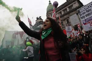 Centenares de personas a favor de la ley del aborto se manifiestan en el exterior del Senado en Buenos Aires (Argentina).