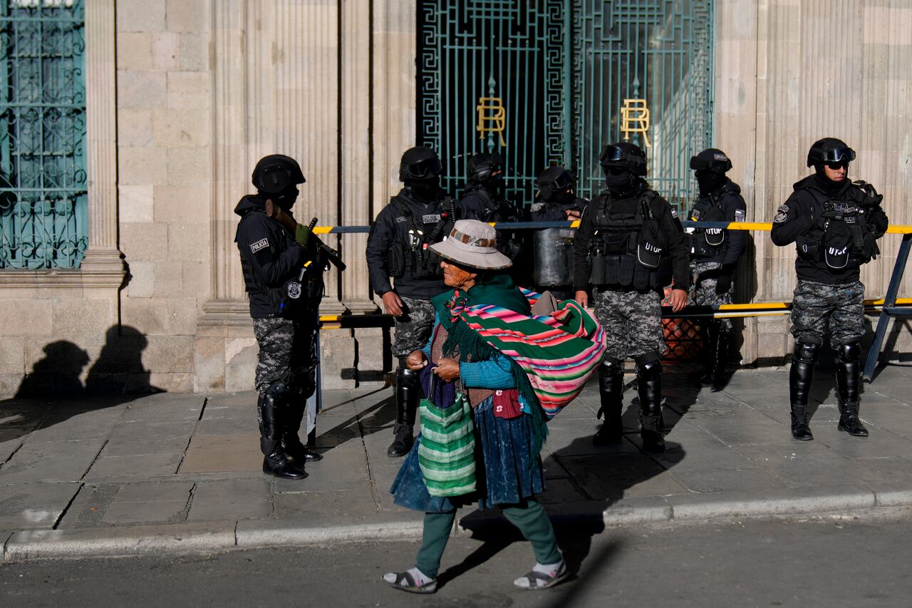 La policía custodia el palacio de gobierno el día después de que un jefe del ejército boliviano ahora derrocado llevó a algunos soldados a asaltar el edificio en La Paz, Bolivia, el jueves 27 de junio de 2024. La rebelión duró poco ya que las autoridades arrestaron al general y sus soldados se retiraron.