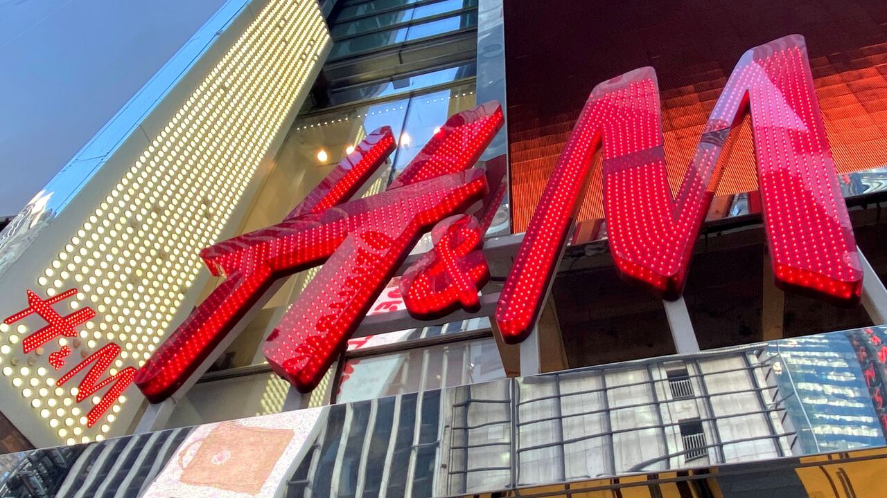 FOTO DE ARCHIVO: La tienda de ropa H&M en Times Square en Manhattan, Nueva York, EE. UU. REUTERS / Mike Segar / Foto de archivo
