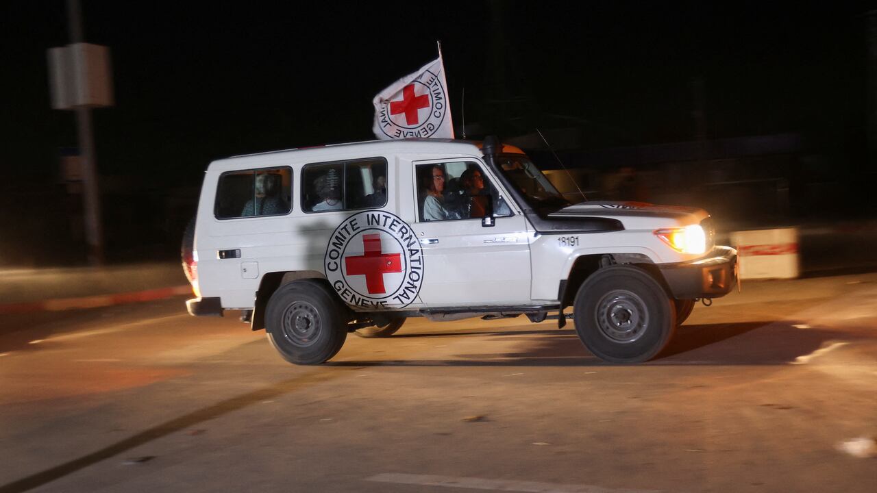 Un vehículo de la cruz roja, que forma parte de un convoy, llega al cruce fronterizo de Rafah, en medio de un acuerdo de intercambio de rehenes y prisioneros entre Hamás e Israel, en el sur de la Franja de Gaza el 24 de noviembre de 2023