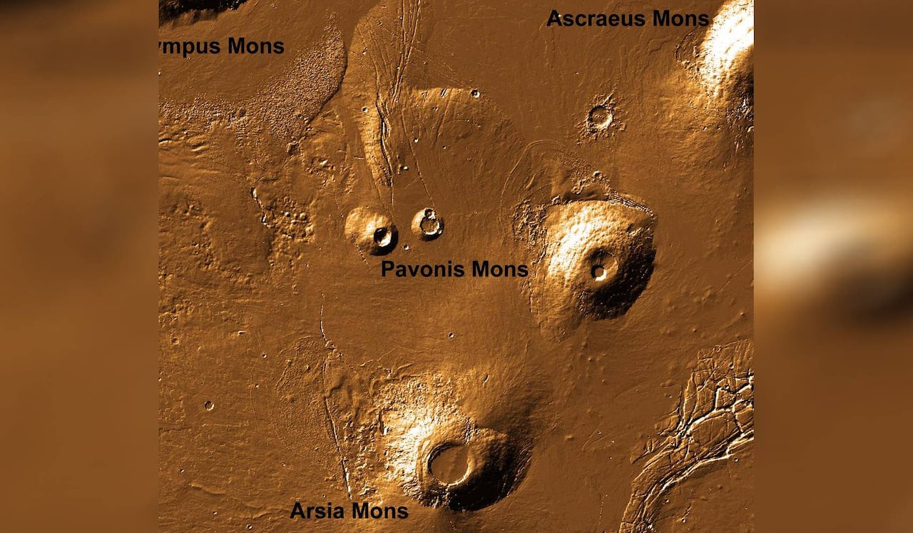 La imagen expone el Olympus Mons y los tres volcanes Tharsis Montes: Arsia Mons, Pavonis Mons y Ascraeus Mons de Marte